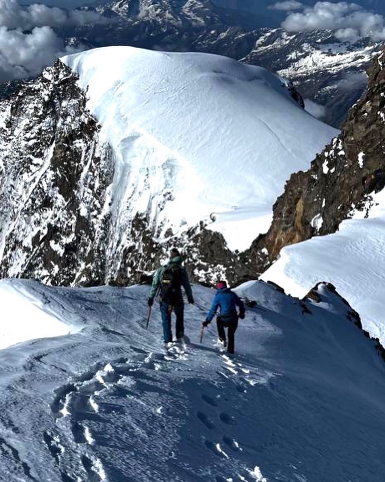 Skitourengruppe auf einer Schneeflanke