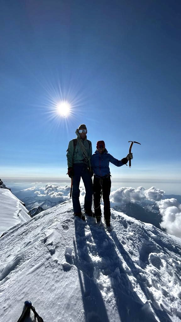 Zwei Bergsteiger über den Wolken