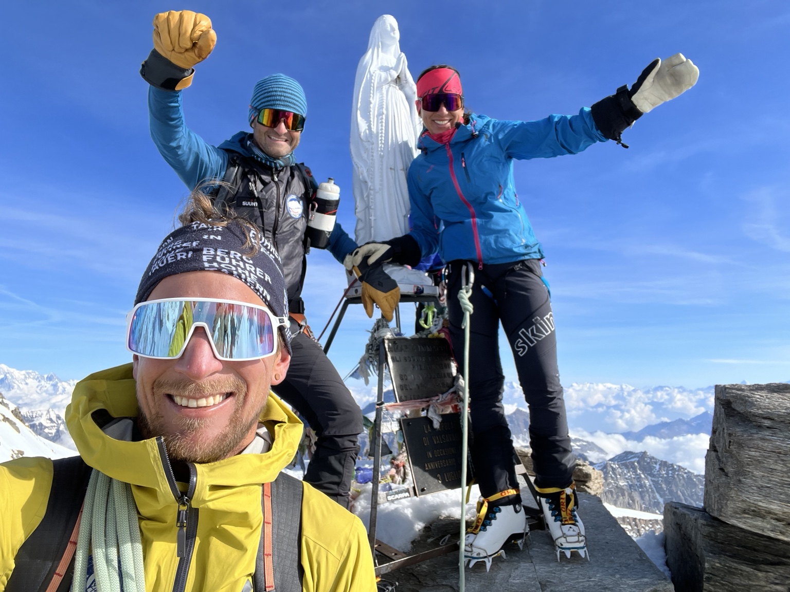 Gruppe am Gipfelkreuz im Schnee