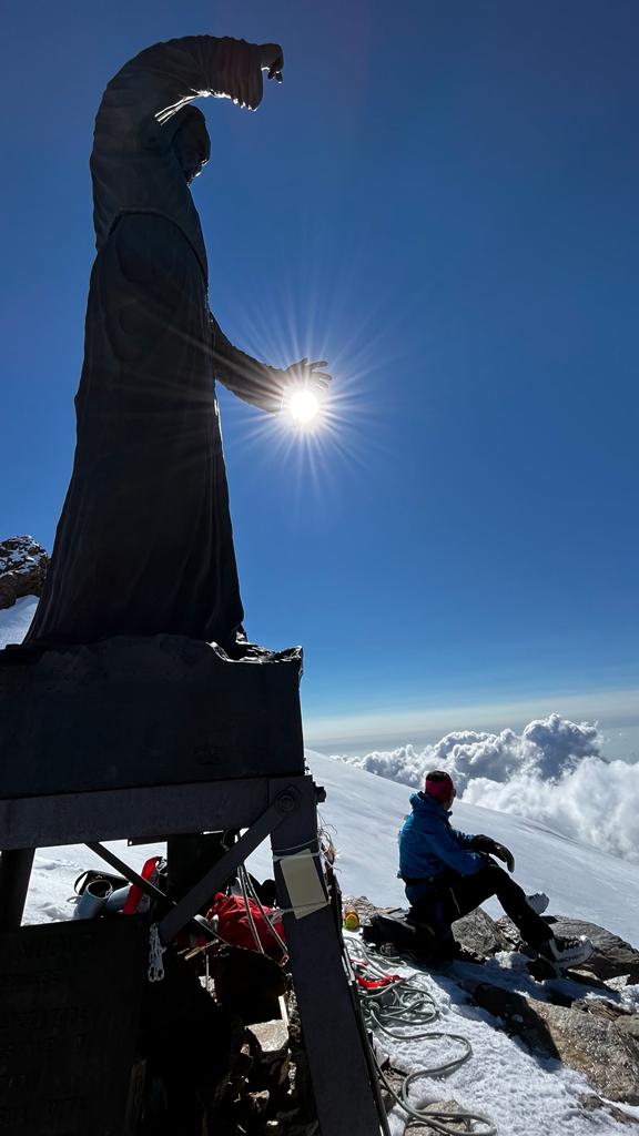 Pause am Gipfel bei Sonnenschein