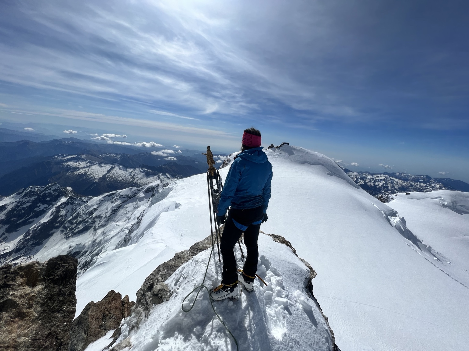 Skitourengeher mit Ski am verschneiten Grat