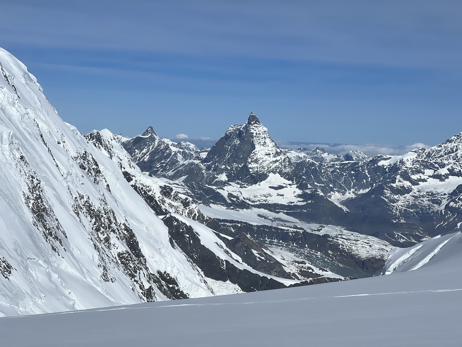 Blick über verschneite Gipfel