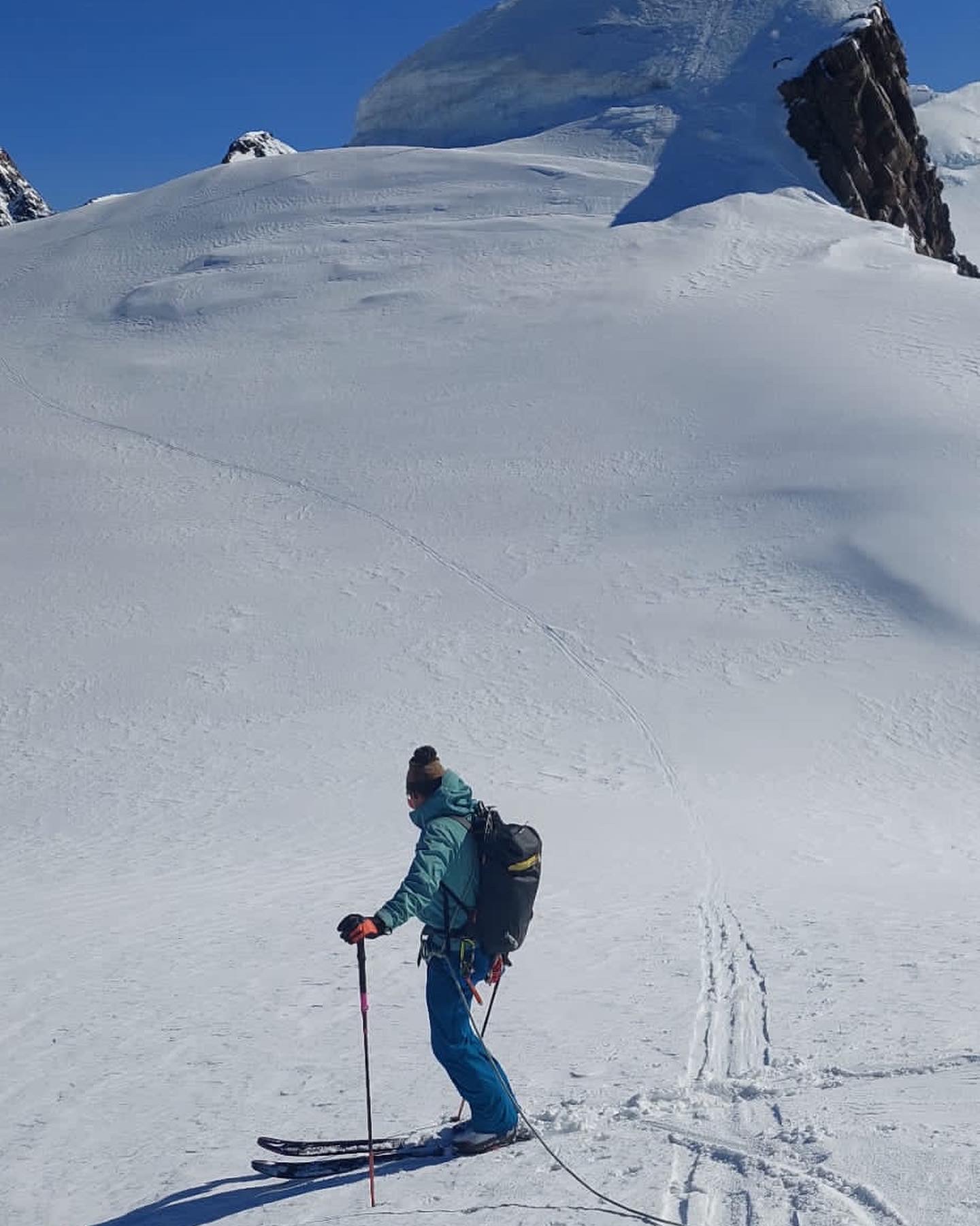 Skitourengeher auf einem weiten Schneefeld