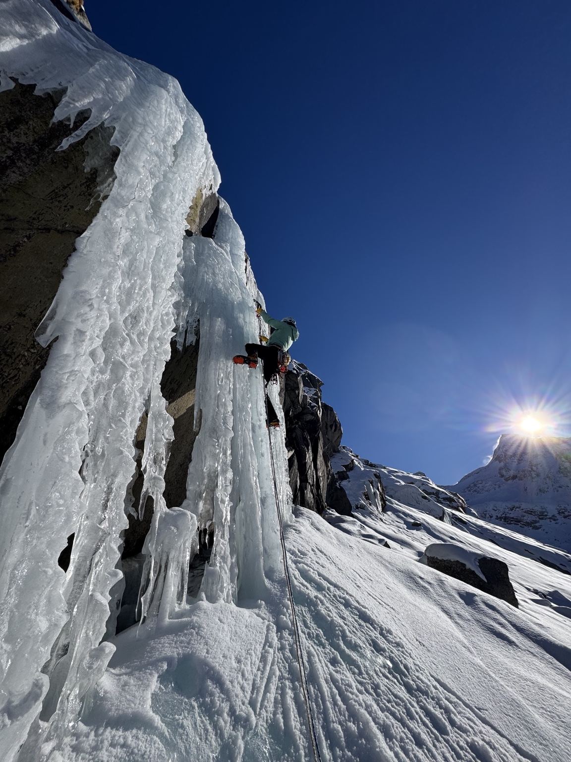 Eisklettern an einem Eisfall in den Bergen