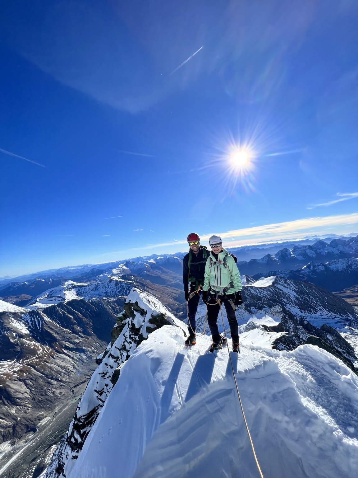 Seilschaft auf einem verschneiten Grat am Großglockner